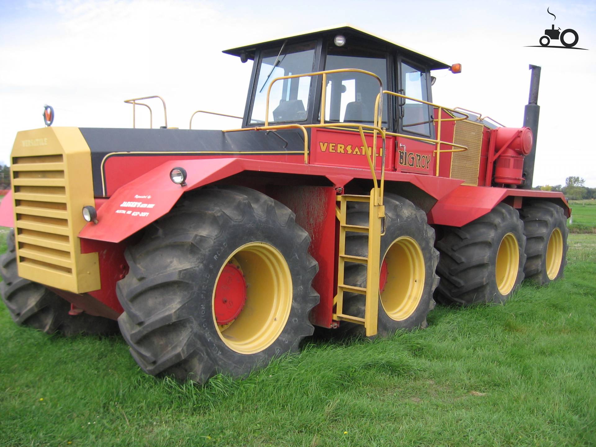 Versatile 1080 Big Roy tractor | Tractor Library