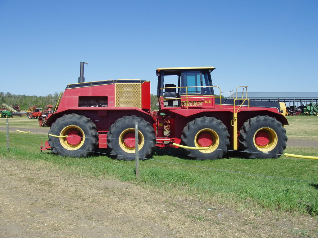 Versatile 1080 Big Roy tractor | Tractor Library