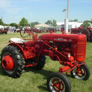 Farmall 100 tractor - image #1
