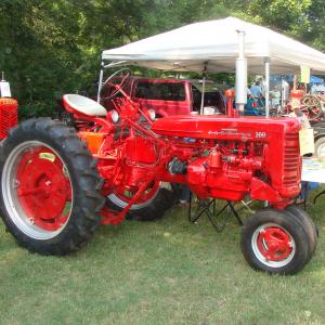 Farmall 200 tractor - image #2