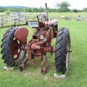 Farmall 200 tractor - image #3
