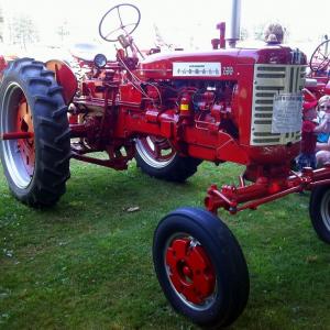 Farmall 230 tractor - image #4