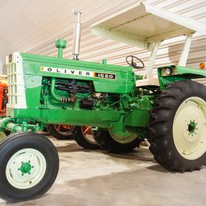 Oliver 1550 tractor - image #4